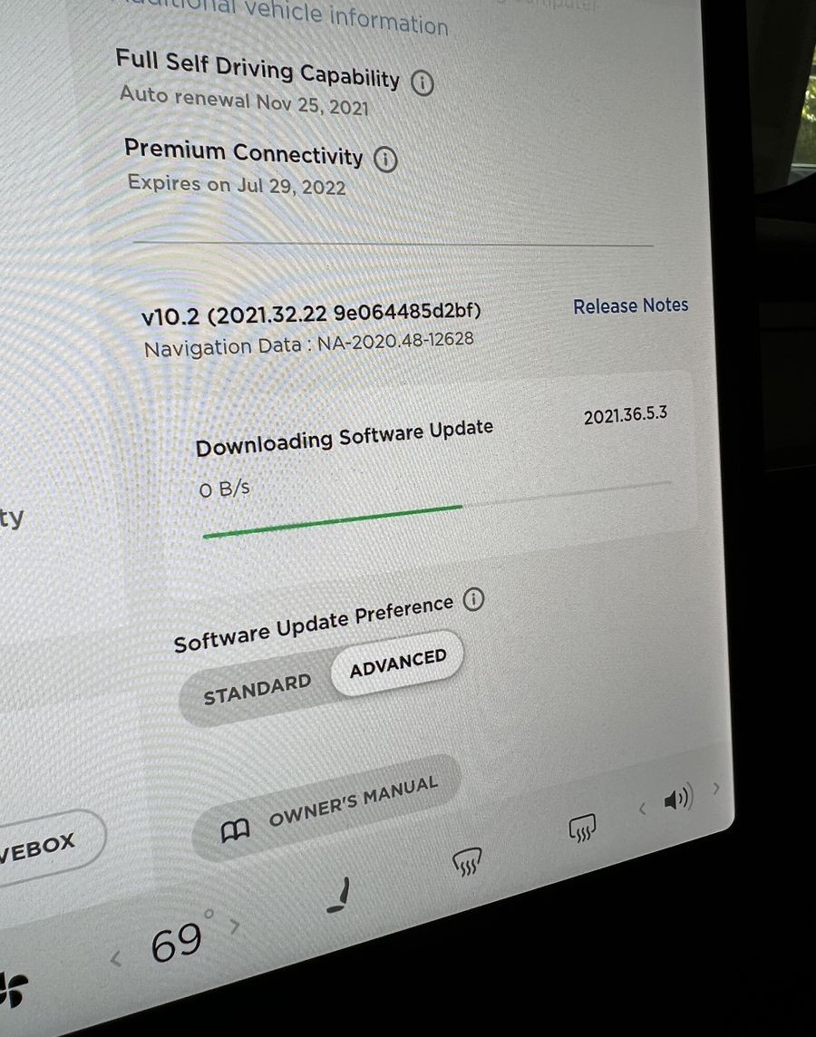 Tesla screen downloading an FSD Beta software update on November 4, 2021